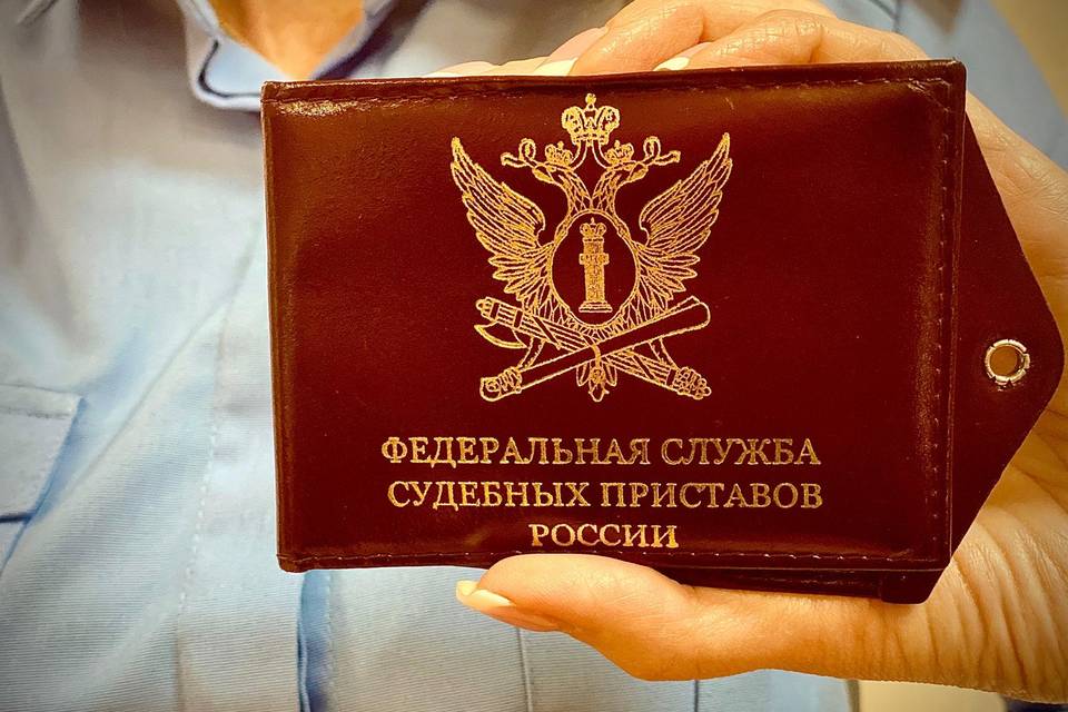 В Волжском судебный пристав вызвал такси и в нем арестовал должника