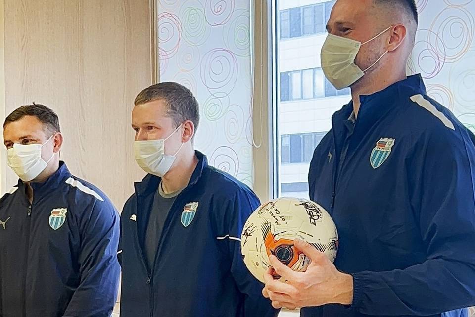 Футболисты «Ротора» провели зарядку с онкобольными детьми в Волгограде