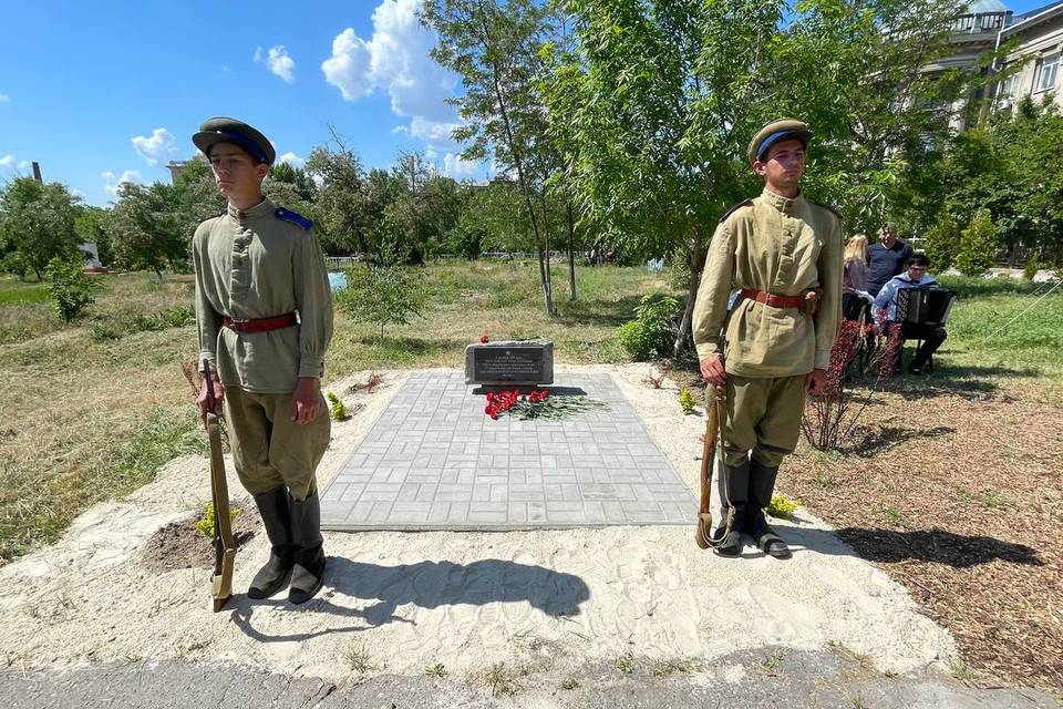 У больницы Ильича в Волгограде открыли памятный знак воинам-десантникам