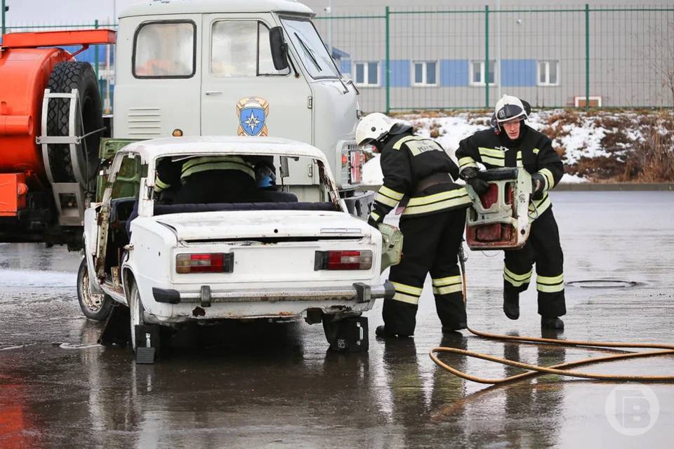 В Волгограде вспыхнул легковой автомобиль