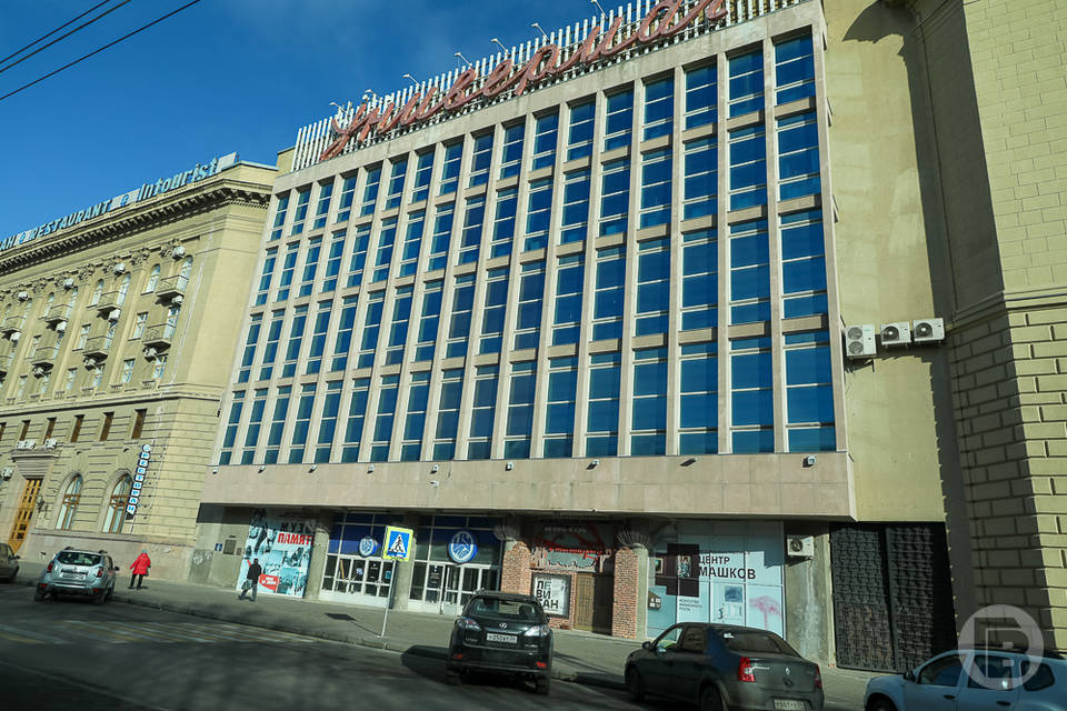 В волгоградском ЦУМе установили витражные окна