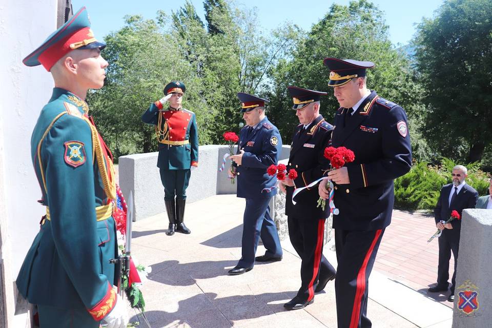 В Волгограде почтили День пограничных войск возложением цветов и венков
