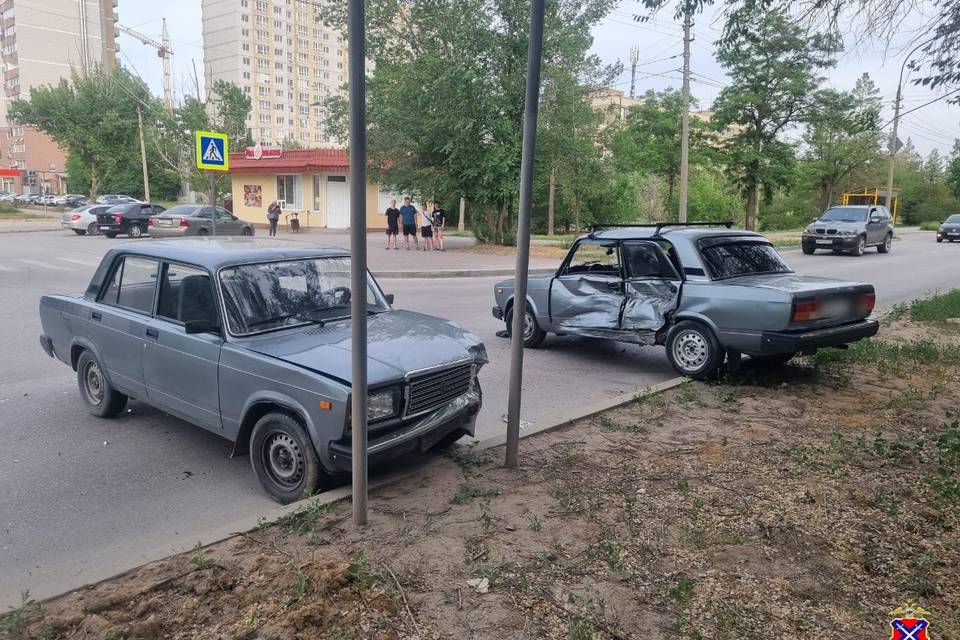 Под Волгоградом столкнулись два «ВАЗ-2107», есть пострадавшие