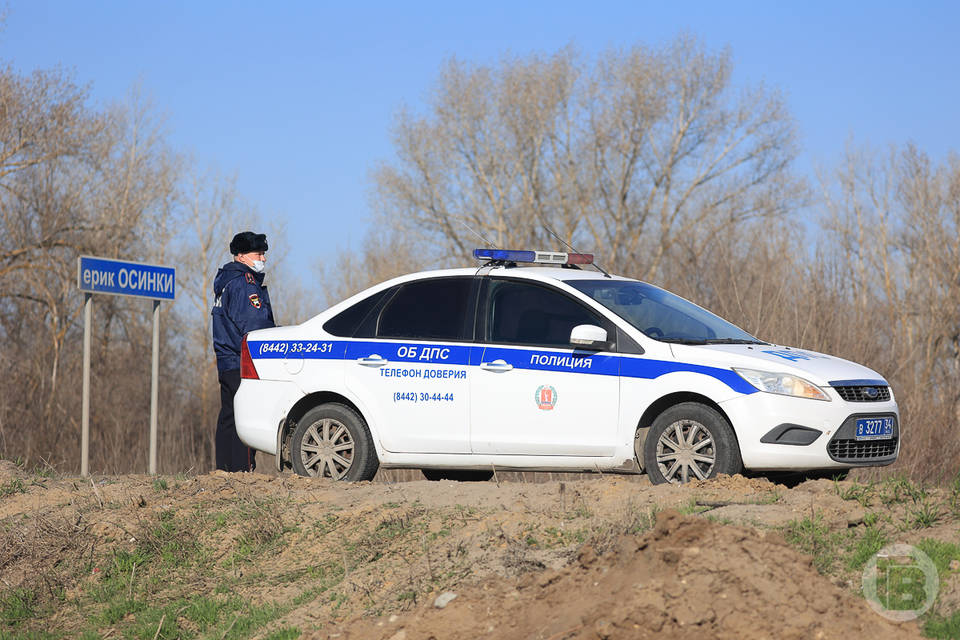 Волгоградец выламывал окно в полицейской машине ногами
