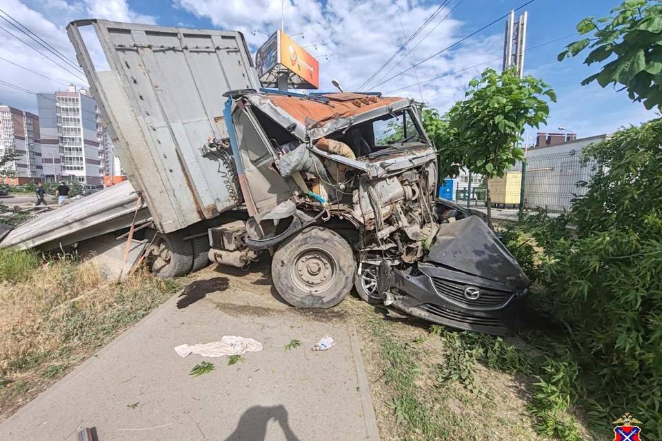 В Волгограде ДТП расплющило фуру и иномарку, произошел обрыв проводов