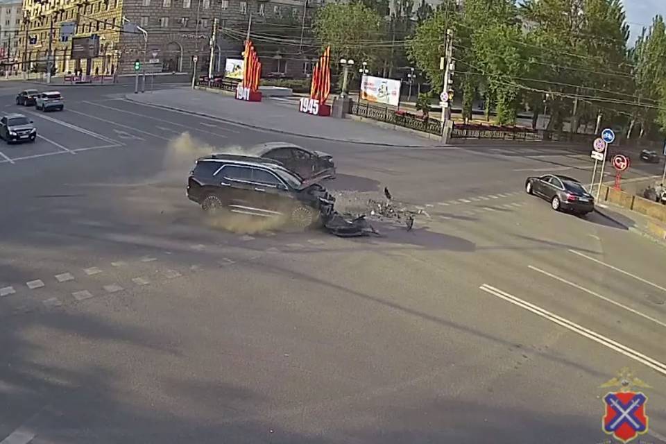 В центре Волгограда жесткое ДТП с иномарками попало на видео