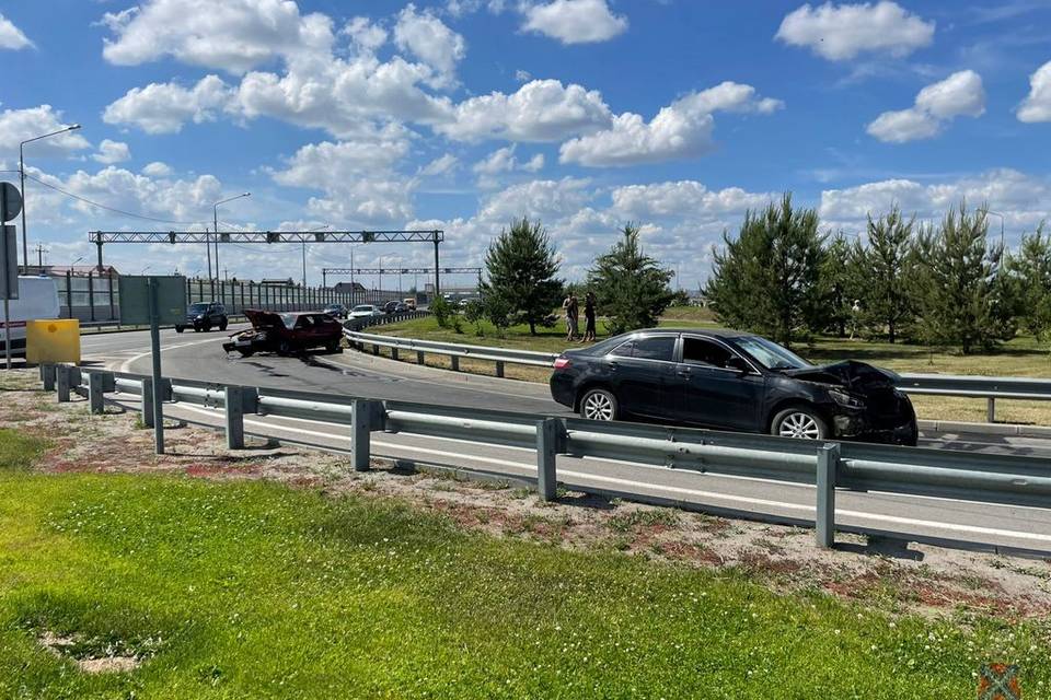 Toyota Camry и ВАЗ столкнулись на волгоградском мосту