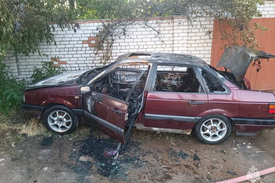 На юге Волгограда вспыхнула и сгорела иномарка
