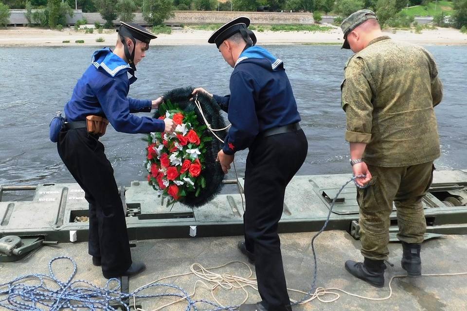 В Волгограде водолазы-поисковики опустят венок на погибший корабль
