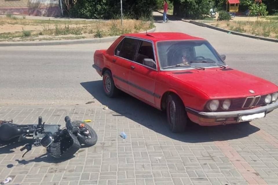 В Волгограде BMW столкнулся с электровелосипедом