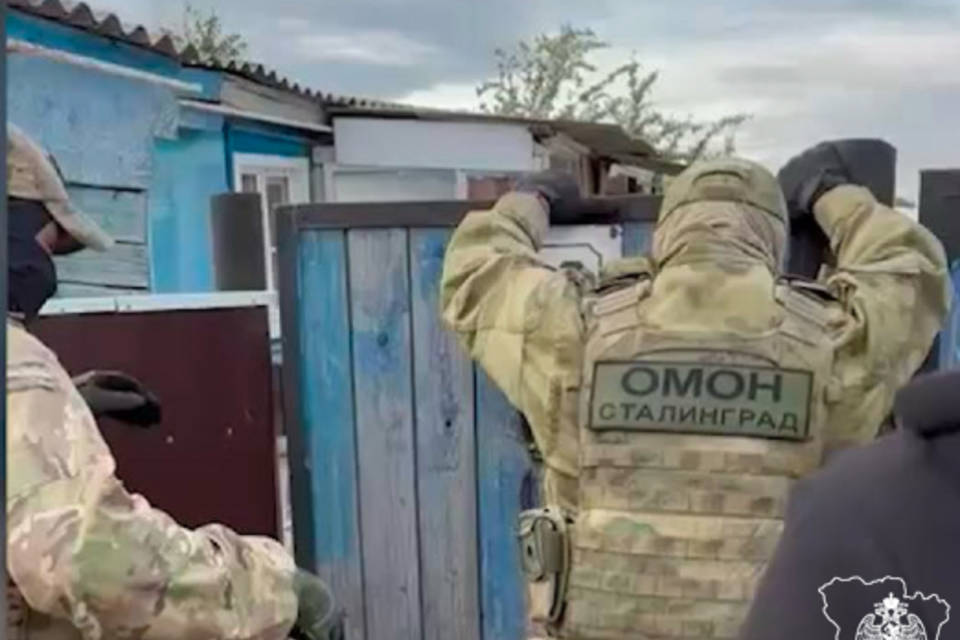 В Волгоградской области спецназ изъял оружие и задержал уклонистов