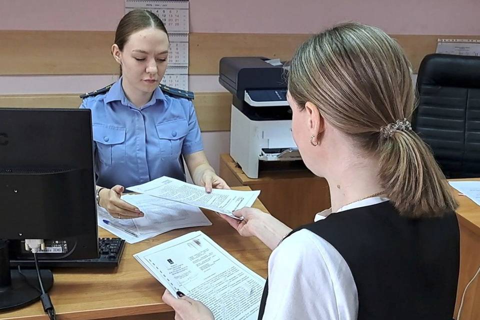 Незаконно уволенная волгоградка добилась восстановления на работе