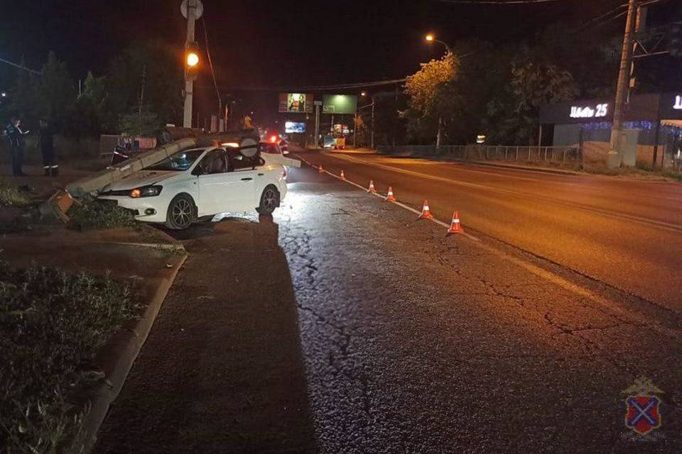 В Волгограде водитель наехал на светофор