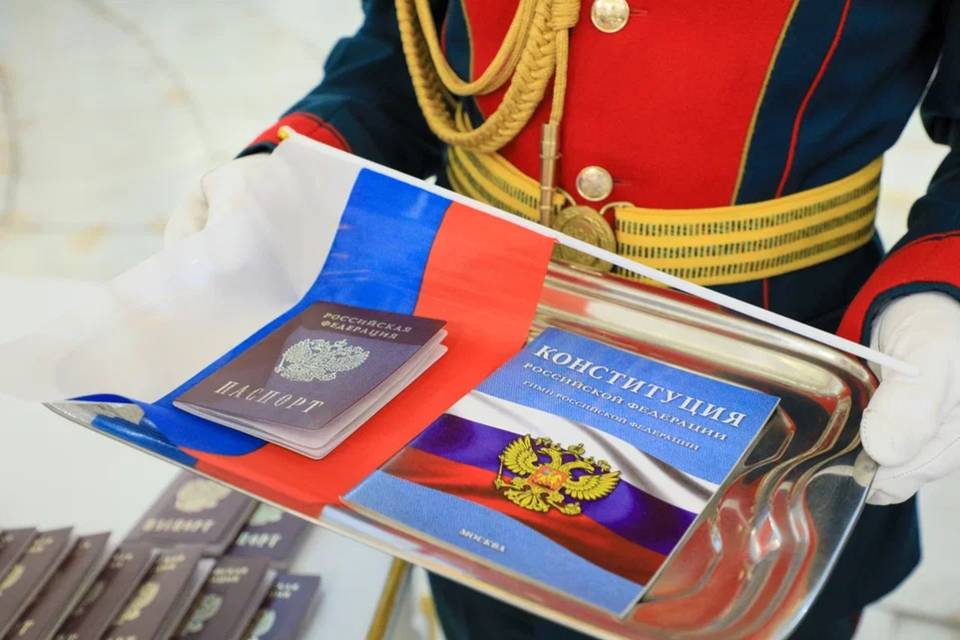 Юным жителям Волгограда накануне Дня России вручают паспорта