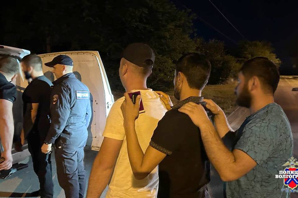 Силовики в масках нагрянули в ночные бары Волгограда