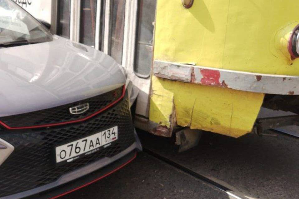Легковушка взяла тараном трамвай в Волгограде