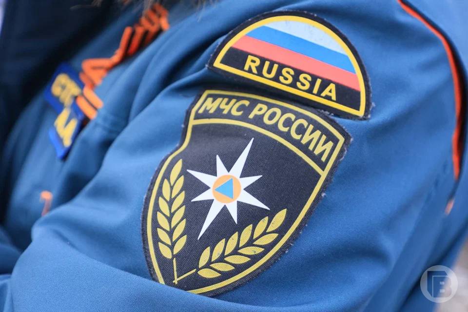 Балкон многоэтажки загорелся ночью в Волгограде