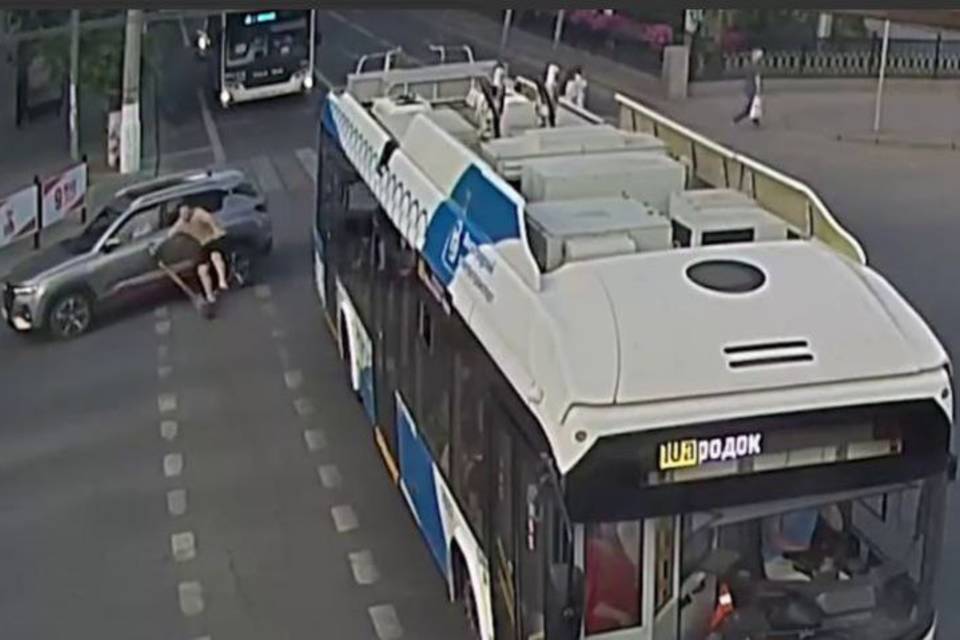 В Волгограде парень на электросамокате въехал во внедорожник