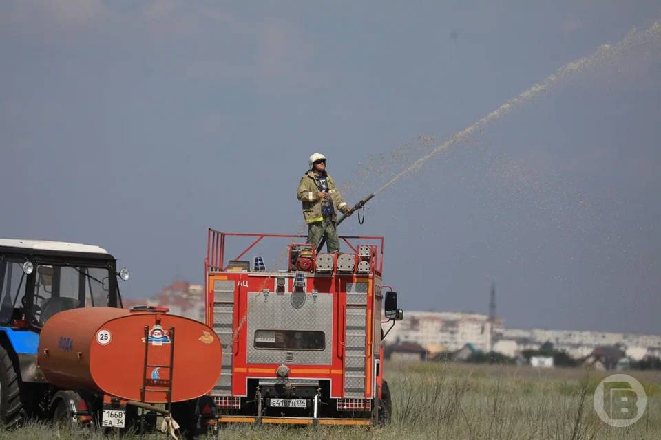 В Волгоградской области на рассвете загорелся жилой дом