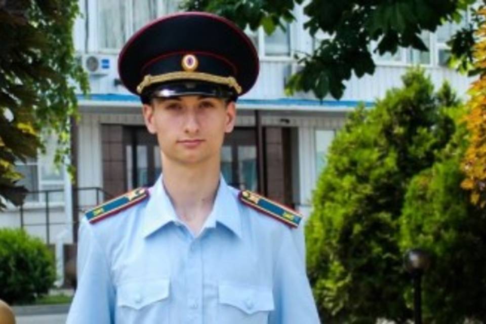 Курсант Волгоградской академии МВД помог водителю из опрокинувшейся машины