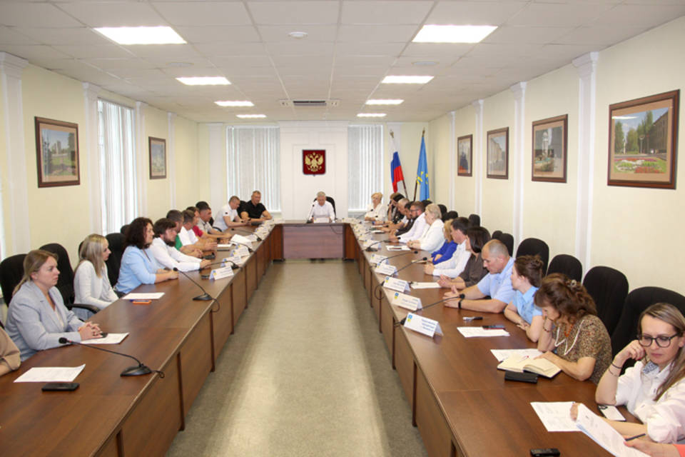 Помощникам депутатов в Волжском урезали зарплату