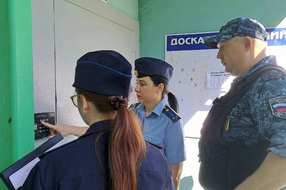 В Камышине приставы очистили квартиру пенсионерки от мусорных завалов
