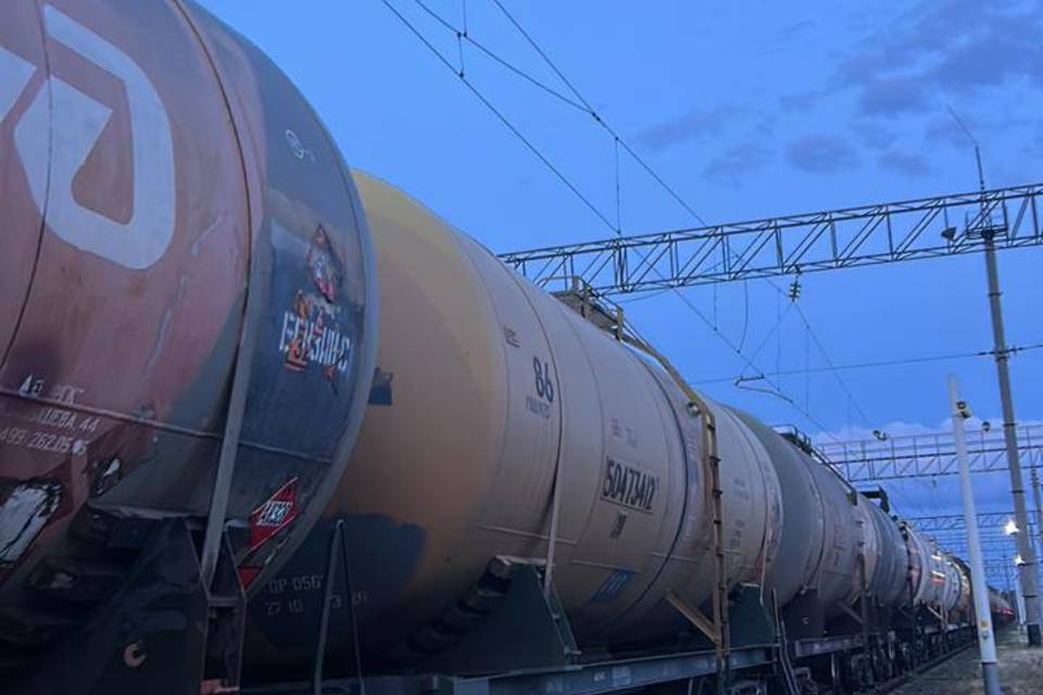 Подростка ударило током при попытке сделать фото на грузовом вагоне в Волгограде