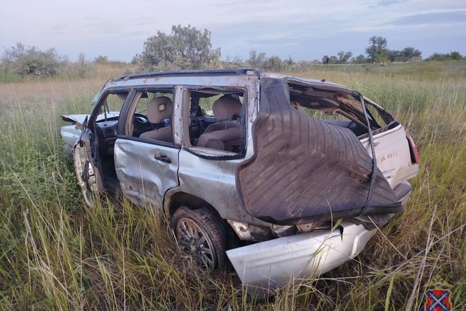 На трассе Волгоград–Луганск «Субару» опрокинулся в ДТП: пострадал водитель