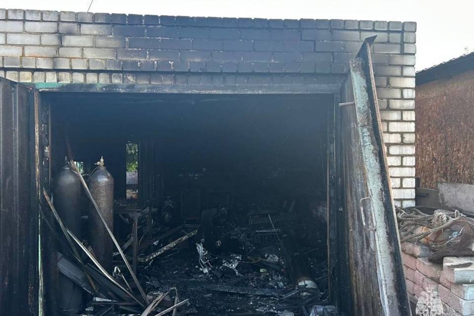 Под Волгоградом из-за сварочных работ сгорел гараж