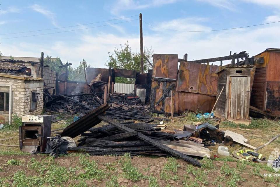 Под Волгоградом мальчик с зажигалкой спалил хозпостройку