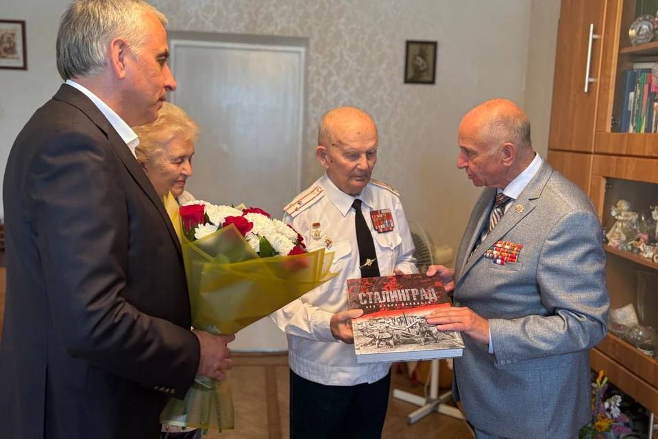 В Волгограде поздравили участника Парада Победы 1945 года