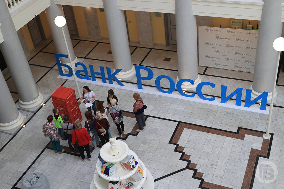 Волгоградцы боятся тратить и несут деньги в банки