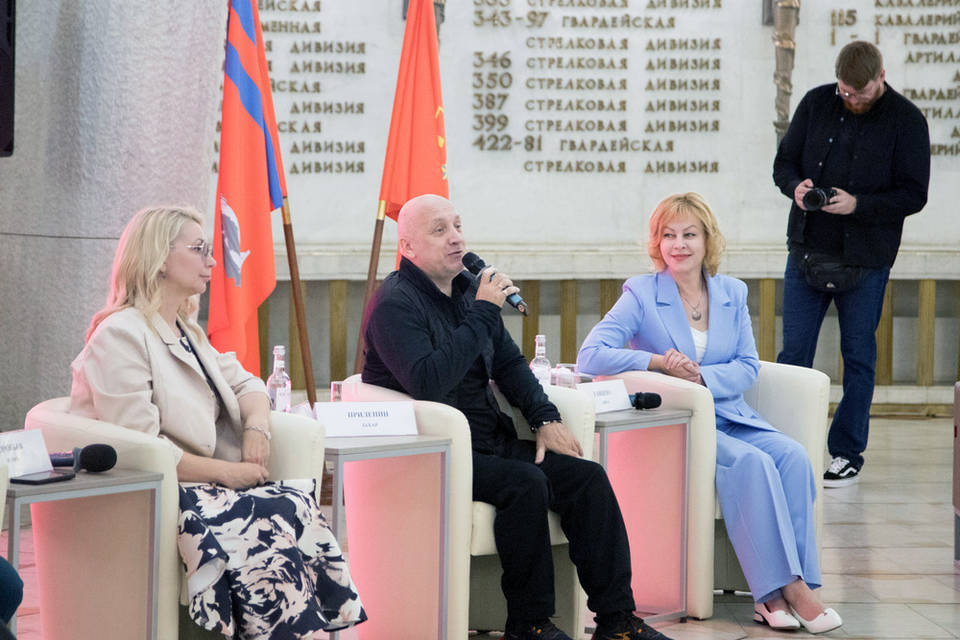 Захар Прилепин пламенно выступил в музее-панораме Волгограда