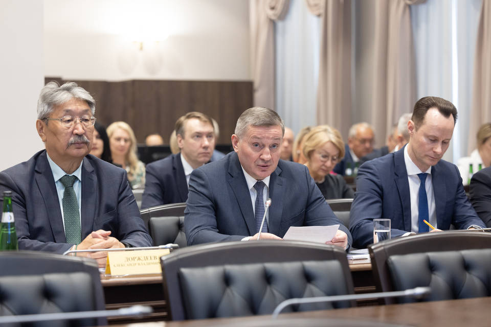 Бочаров обсудил итоги работы нового комитета молодежной политики