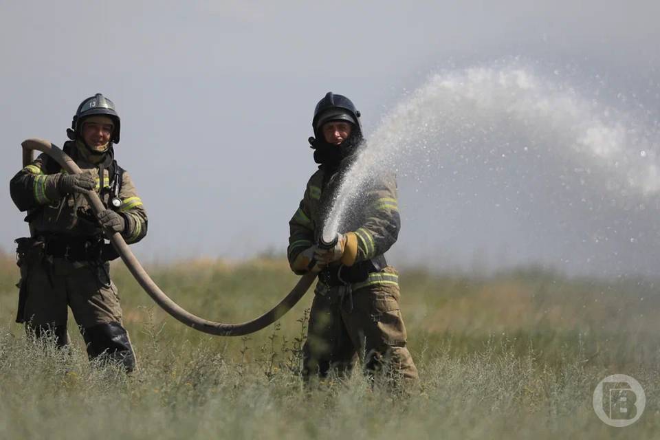 В Камышине пожарные потушили окно