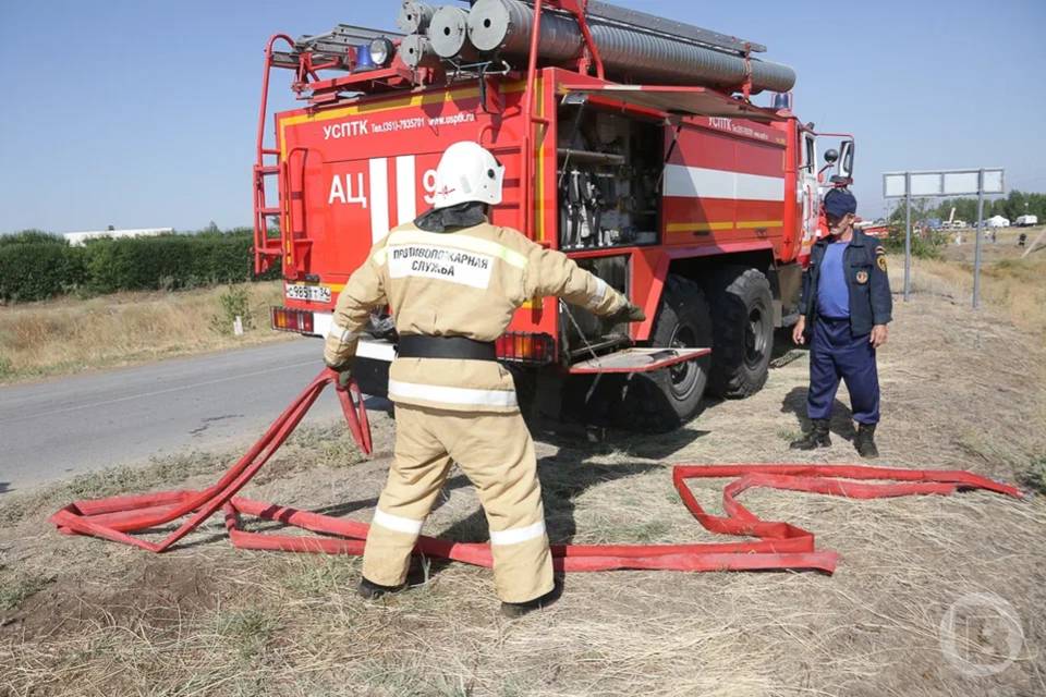 Под Волгоградом на рассвете загорелся дом