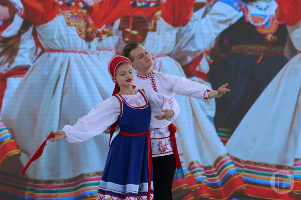 «Танцевальный букет» показали в Волгограде ко Дню молодежи