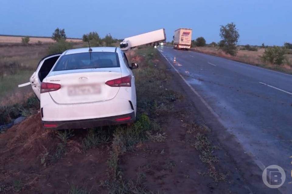 В Волгоградской области четыре человека пострадали в аварии с фурой