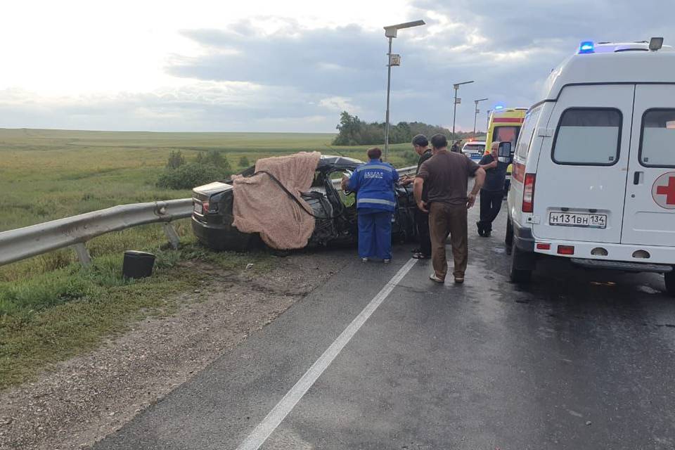Двое детей погибли в страшной аварии под Волгоградом