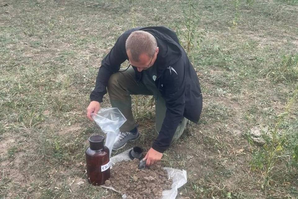 Донным грунтом захламили берег при расчистке реки в Волгоградской области