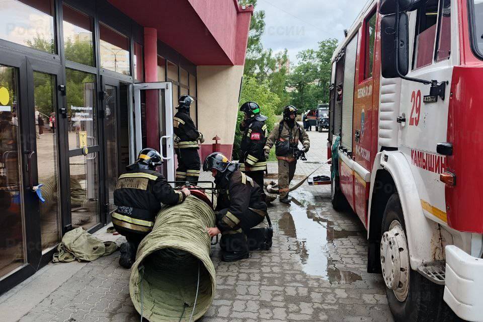 В Камышине огнеборцы потушили пожар в театре