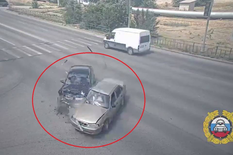 Мощное столкновение иномарок в Волжском попало на видео