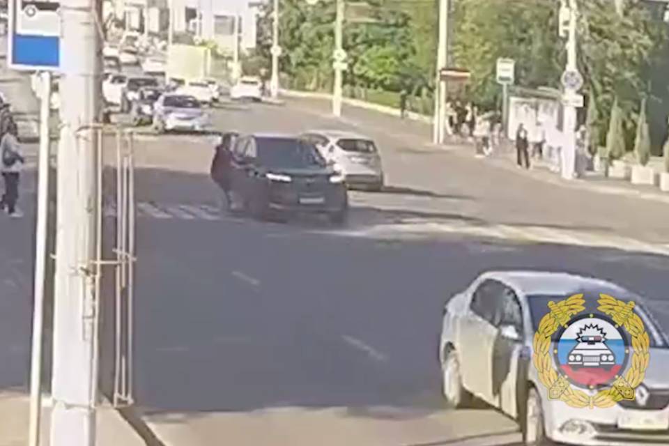 В Волгограде электросамокатчик на скорости въехал под автомобиль