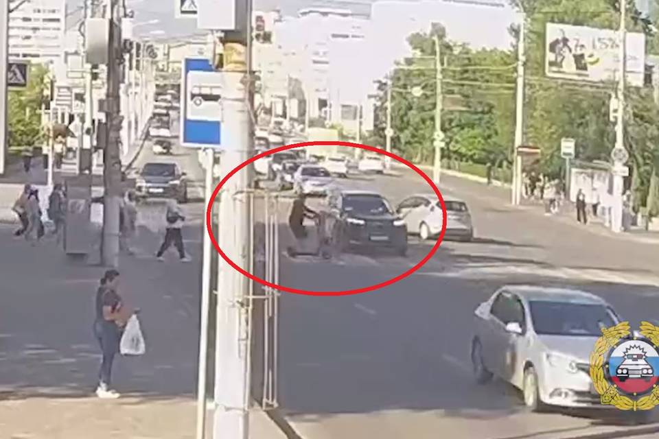 В Волгограде эпичное столкновение самокатчика с авто попало на видео