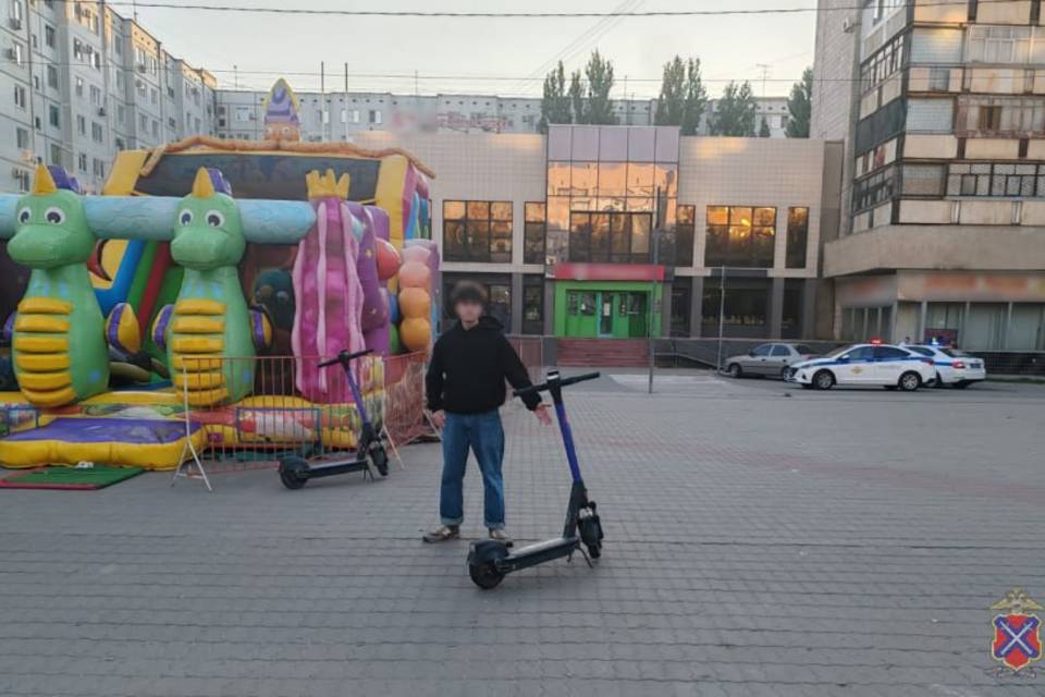 На юге Волгограда подросток на самокате сбил 4-летнего ребенка