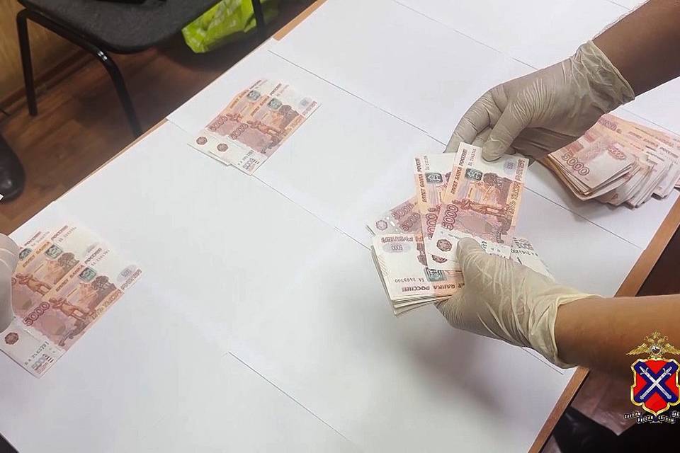 Мигрант сбывал в Волгограде фальшивые пятитысячные купюры