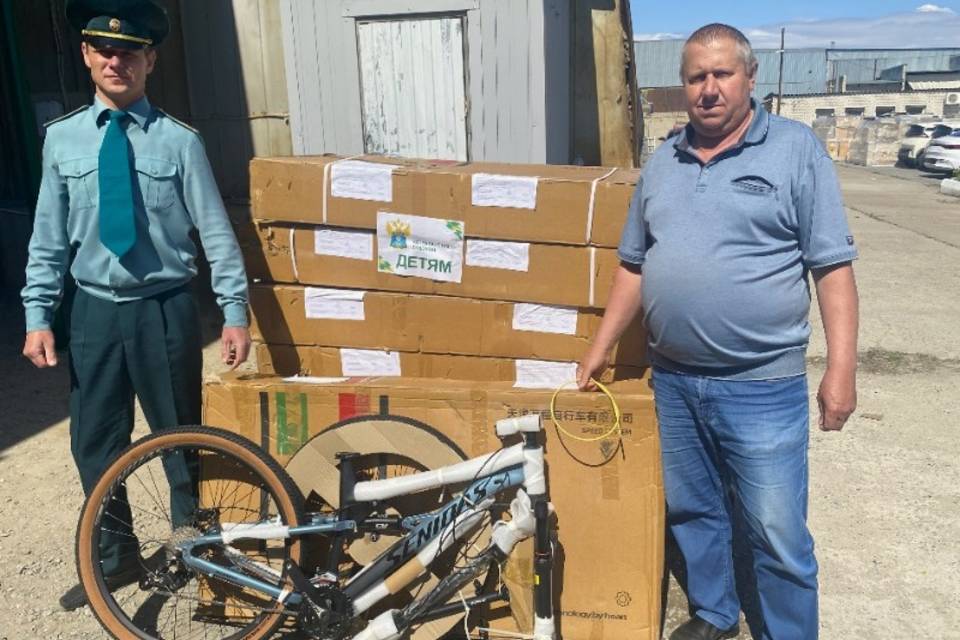 Астраханские таможенники подарили юным волгоградцам сразу несколько велосипедов