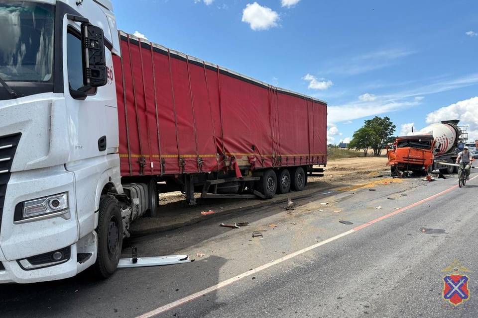 Два КамАЗа столкнулись под Волгоградом