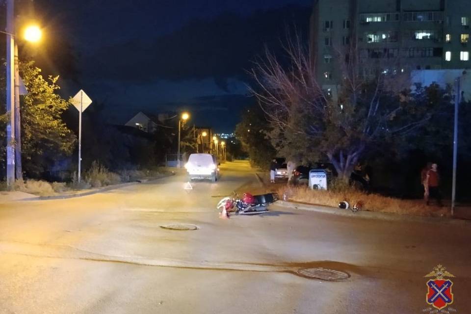 Два подростка на мопеде попали в ДТП на севере Волгограда