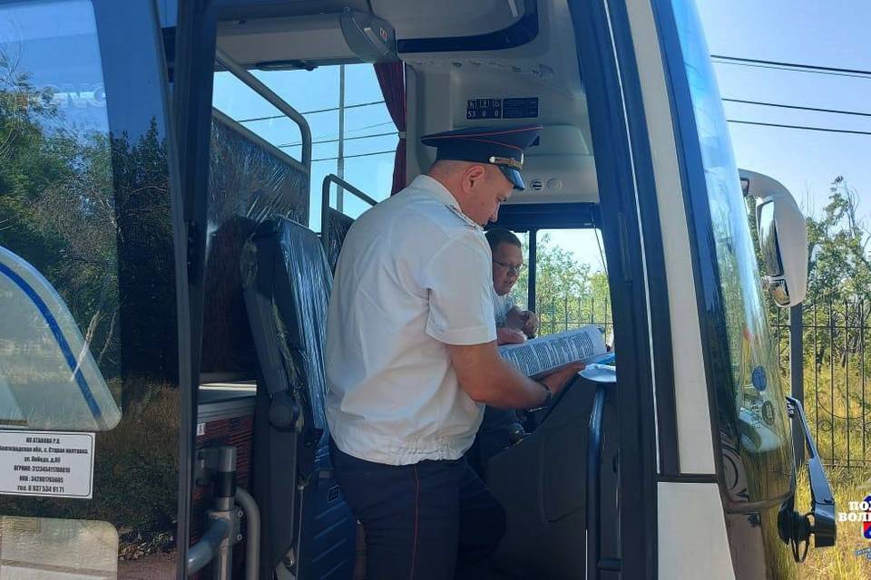 ГАИ Волгограда проверила безопасность перевозки детей в автобусах
